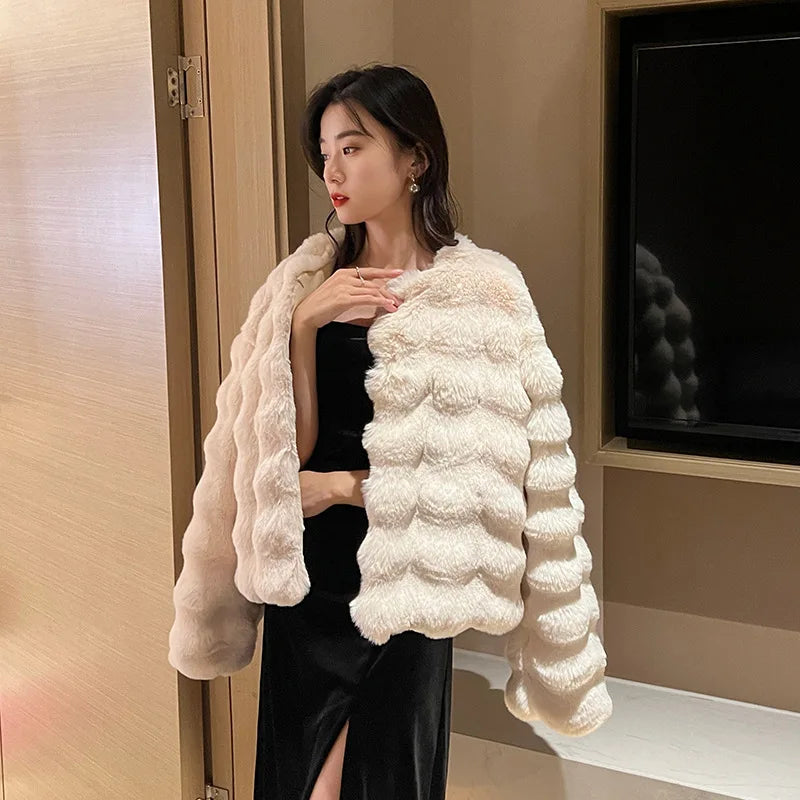 White Fur Coat for Women Winter New Style Short Imitation Fur Plush Collarless Top