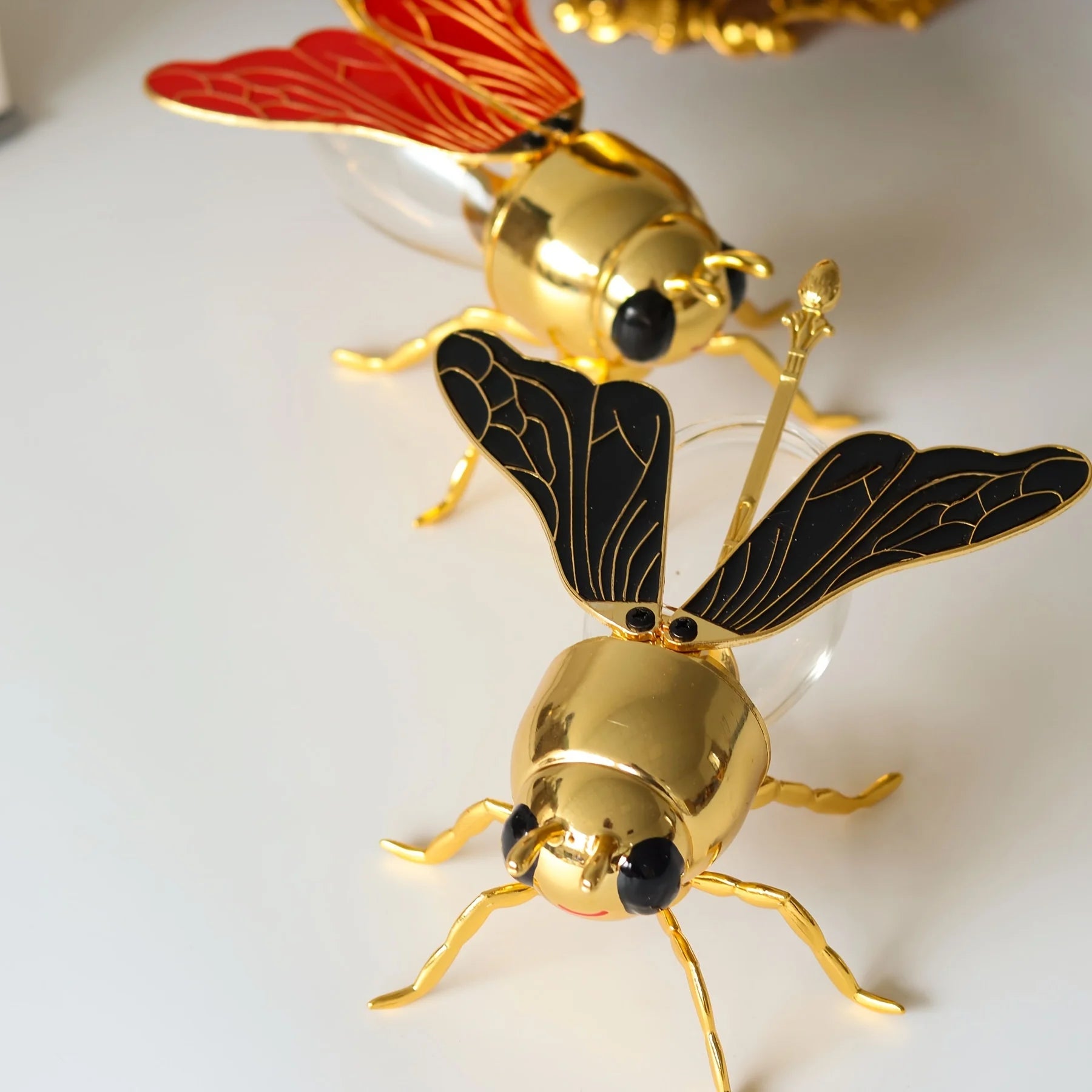 1pc Elegant Black Bee with Golden Accents Honey Jar Lid Decorative Sugar Bowl Luxurious Animal-Shaped Tabletop Ornament for Home