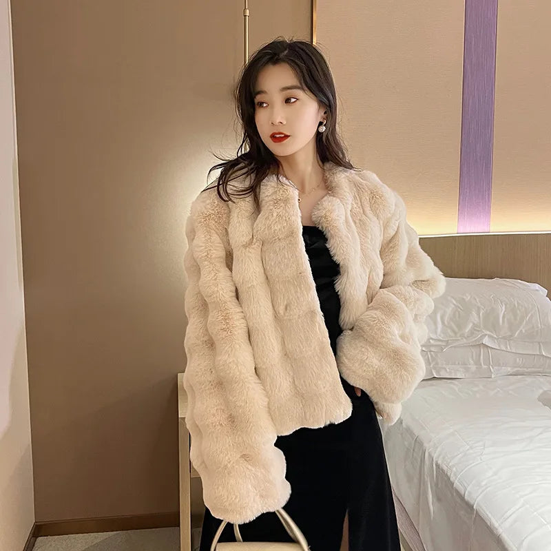 White Fur Coat for Women Winter New Style Short Imitation Fur Plush Collarless Top