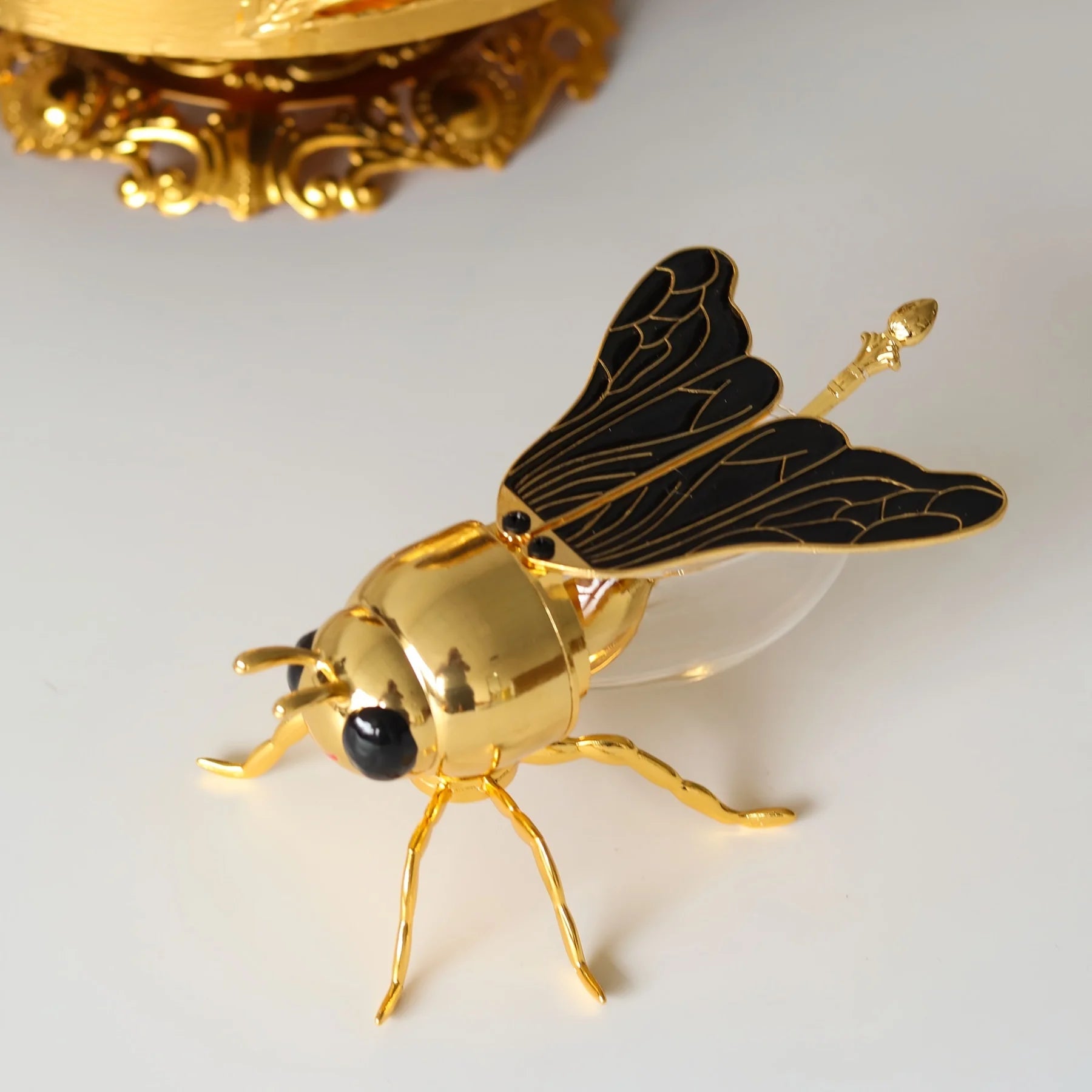 1pc Elegant Black Bee with Golden Accents Honey Jar Lid Decorative Sugar Bowl Luxurious Animal-Shaped Tabletop Ornament for Home